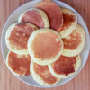 une belle assiette remplie de pancakes superposés les uns sur les autres
