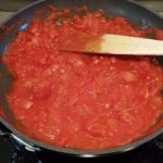 Sauce à la tomate en train de mijoter dans une poêle