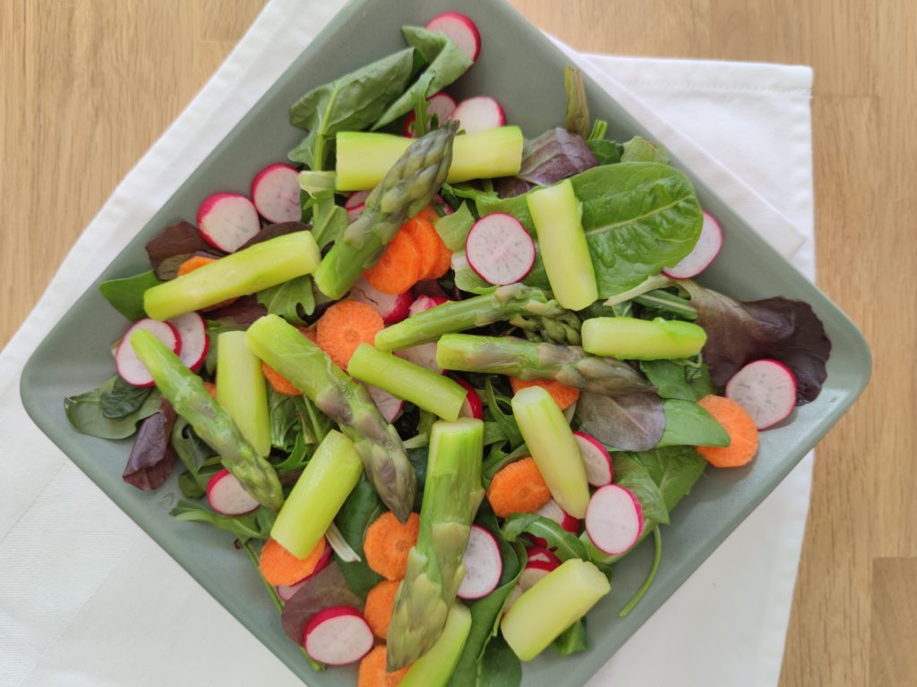 Salade d'asperges vertes présentées dans une assiette creuse carrée